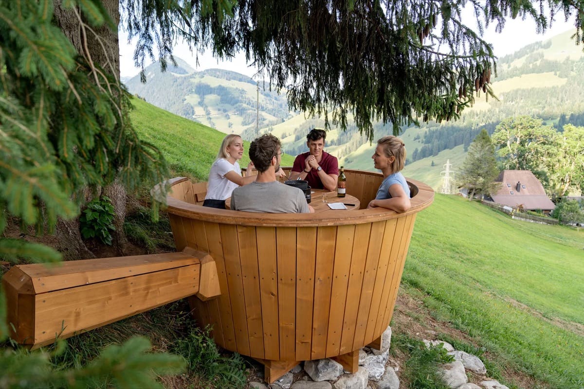 Gstaad Fondueland – Gäste beim Fondue auf der Promenade Gstaad